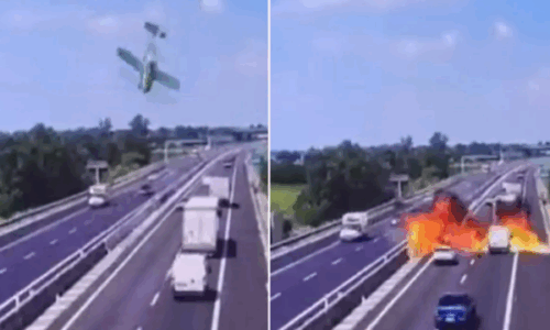 E rëndë/ Avioni rrëzohet në mes të autostradës në Itali, dy të vdekur