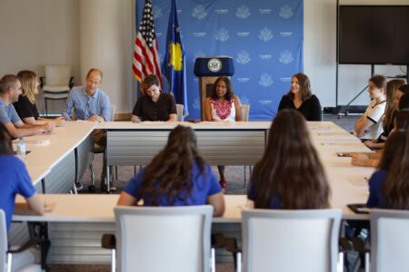Ambasada amerikane njofton se 16 nxënës nga Kosova do nisin studimet në SHBA