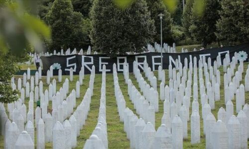 30 vjet nga gjenocidi: Boshnjakët nderojnë viktimat e Srebrenicës mes plagëve ende të hapura