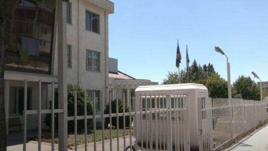 Dyshime për vetëvrasjen brenda stacionit të Policisë – suspendohen tre policë në Suharekë