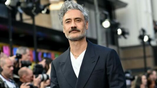 Bashkëshorti i Rita Orës, Taika Waititi, rikthehet në botën e komikëve me filmin e ri për Judge Dredd