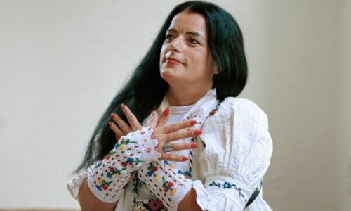 Vasfije Krasniqi në revistën “Vogue” në mesin 250 të mbijetuarave të dhunës seksuale në gjithë botën