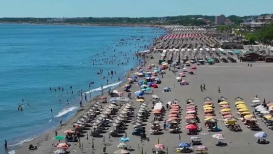 Rritet fluksi i pushuesve në Velipojë, me mijëra turistë nga rajoni vizitojnë Perlën e Adriatikut