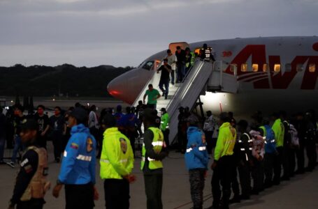 El Salvadori dërgon në shtëpi mbi 200 venezuelianë në shkëmbim me amerikanët