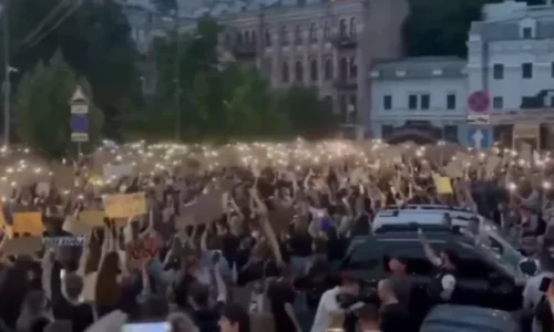 Zelensky nënshkruan ligjin kontrovers, shpërthejnë protestat më të mëdha në Ukrainë që nga fillimi i luftës