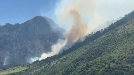 Zjarri në Dukat rrezikon Parkun Kombëtar të Llogarasë, kërkohet ndërhyrje nga ajri