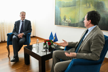 Ambasadori i BE-së reagon pas “turrit” të Qeverisë në pushtet: Ndërhyrjet politike në gjyqësor janë të papranueshme