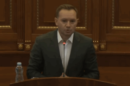 Debat në Kuvend, Zogaj: Vendi është në krizë ma të thellë politike dhe ekonomike, Dehari ia ndërpret fjalën