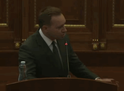 Debat në Kuvend: Zogaj i kërkon Deharit rendin e ditës, ky i fundit ia ndërpret fjalën