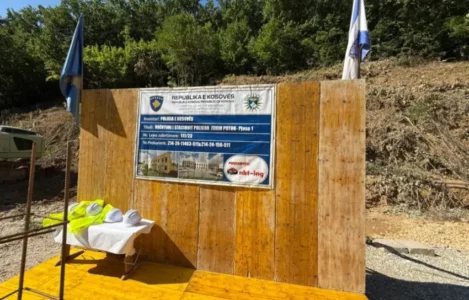 Vendoset gurthemeli i Stacionit policor në Zubin-Potok