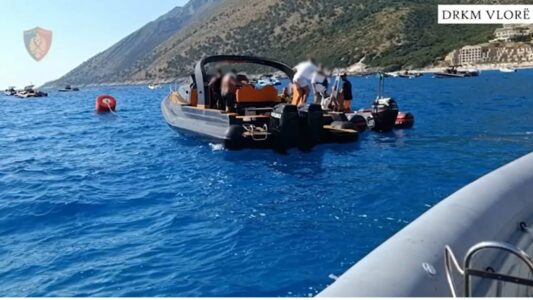 Jahti pësoi defekt në Sarandë, turistët e bllokuar nga dallgët shpëtohen në Palasë