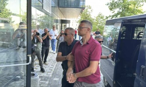 Me duar të lidhura, Igor Popoviq niset drejt gjykatës