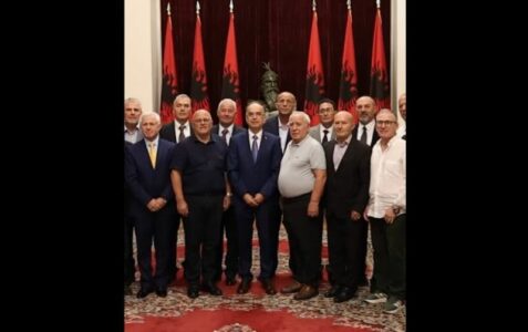 Begaj nderon bërthamën e parë të UÇK-së: Historiku i çlirimit të Kosovës nis në Surrel