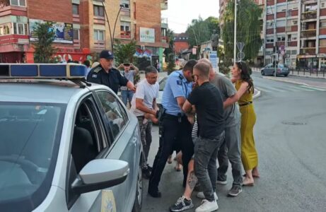 Policia jep detaje për arrestimin e dy personave në veri: Njërit i shqiptohet tiketë, tjetri ndalohet