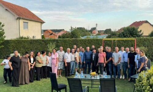 Imri Ahmeti ndan fotografi nga takimi me miq e mbështetës në Hallaq të Madh