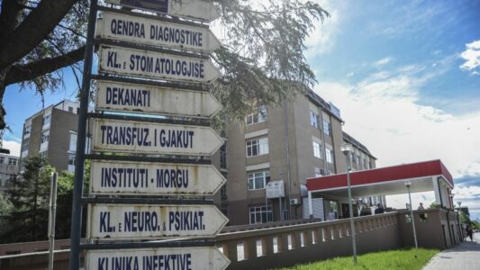 Mjekja shtatzënë sulmohet nga qentë endacakë brenda QKUK-së, kjo është gjendja e saj