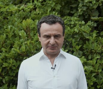 “… për të larguar nga pushteti klanet” – Kurti shpresat te mërgimtarët, derisa i fton për të votuar sulmon udhëheqësit e partive tjera në komuna