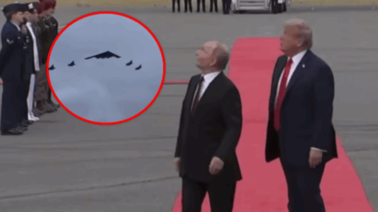 Simbol i forcës: Aeroplani bombardues amerikan B2 fluturon mbi kokat e Trumpit dhe Putinit