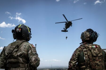 KFOR zhvillon stërvitje për evakuim mjekësor në Pejë me helikopter Black Hawk