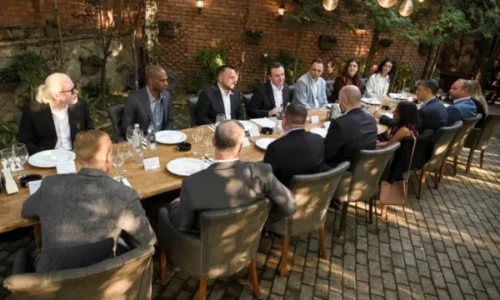 Kurti pa legjitimitet, zyrtarët që vijnë për vizita e takojnë vetëm jashtë institucioneve