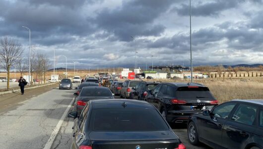 Vazhdon fluksi i madh i mërgimtarëve që po kthehen, pritjet në Merdarë mbi tri orë