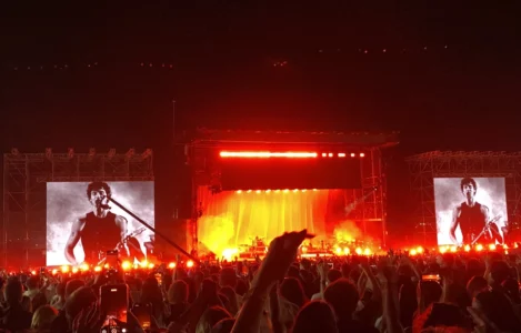 Nis me fishekzjarre performanca e yllit Shawn Mendes