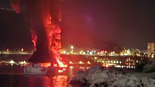 Jahti i një biznesmeni përfshihet nga zjarri në portin e Budvës