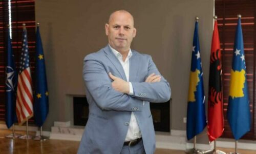 Lladrovci thotë se përkrahësit dhe nipat e tij po shqetësohen me telefonata nga familjarët e “dhjetëshes’, i paralajmëron për denoncim