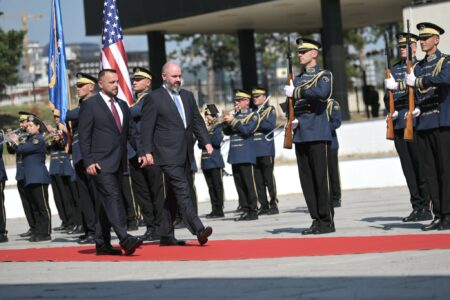 Maqedonci me pritje zyrtare për zyrtarin amerikan të Mbrojtjes: Me SHBA-në, Kosova forcon sigurinë dhe rolin rajonal