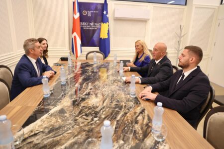 Haradinaj takon ambasadorin britanik: Tejkalimi i bllokadës është nevojë urgjente, presim qartësi nga Gjykata Kushtetuese