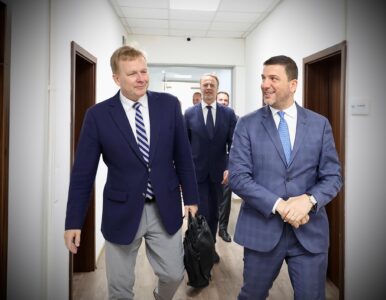 Krasniqi takohet me Sorensen-in, kërkon heqjen e masave ndaj Kosovës