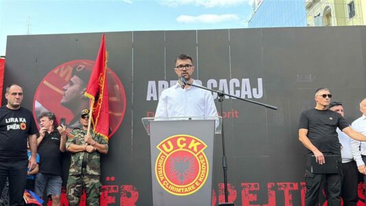 Djali i dëshmorit me fjalë prekëse në protestë: Nëse babai im është kriminel, ejani m’i lidhni duart