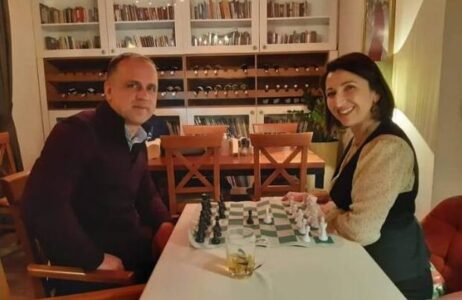 Reporteri: BIRN-i i Jeta Xharrës i do 105 mijë Euro në vit për kthimin e emisioneve në RTK