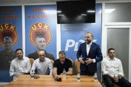Zyrtarizohet bashkimi i “Idealit” me PDK-në në Skenderaj, bëhen bashkë Nuredin e Sami Lushtaku