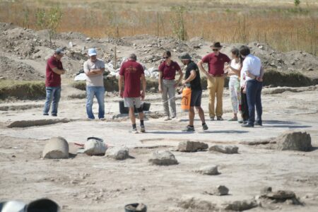 BE thotë se arkeologët europianë zbuluan mbishkrimin e dytë në Ulpianë, Çeku dhe Murati s’i përmendën