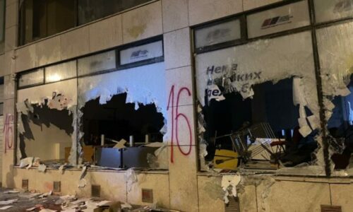 Pamje nga “Rruga e Kosovës” në Novi Sad, raportohet se janë demoluar krejtësisht zyrat e partisë së Vuçiq