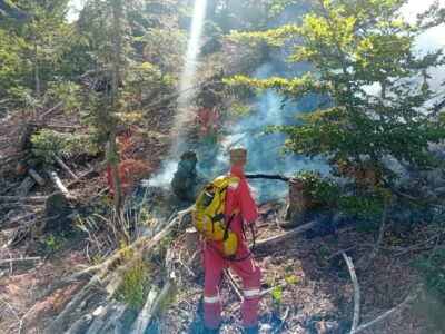 10 vatra zjarri aktive në Shqipëri, më të prekurat fshatrat e Tiranës