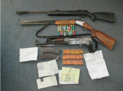 Mosmarrëveshje për pronë, arrestohen dy persona në Skenderaj – policia konfiskon katër armë