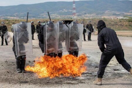 KFOR-i letonez dhe hungarez me trajnime të përbashkëta kundër sulmeve me zjarr dhe turmave