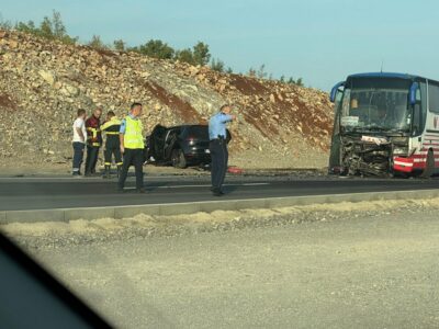Policia: Shoferi i veturës nuk e përshtati shpejtësinë, doli nga rruga dhe u përplas me autobusin