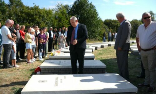 Shukri Buja bën homazhe te varri i Komandantit Ismet Jashari – Kumanova: Jeta, vepra dhe lufta e tij mbetet frymëzim për gjeneratat