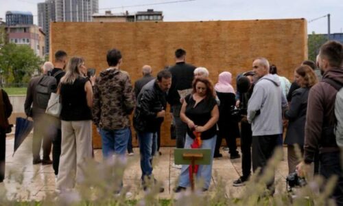 “Pema e Jetëve” në zemër të Prishtinës – thirrje për drejtësi për të zhdukurit gjatë luftës