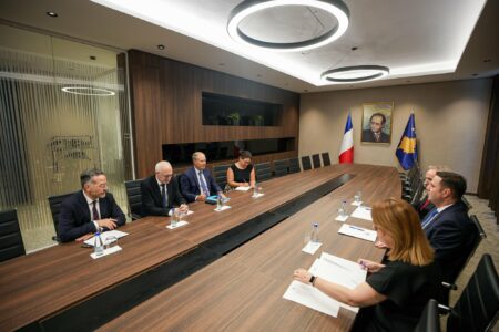 Abdixhiku pret diplomatët francez: VV`ja të marrë përgjegjësi për krizën e krijuar