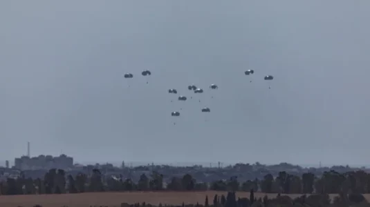 Spanja hedh nga ajri 12 ton ushqime në Rripin e Gazës