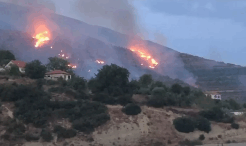 Zjarri në Poliçan të Shqipërisë, flakët afrohen pranë ish-Uzinës së armëve