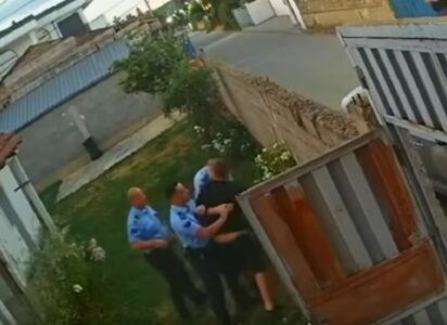 Aktakuzë ndaj tre policëve që sulmuan të prangosurin në Klinë