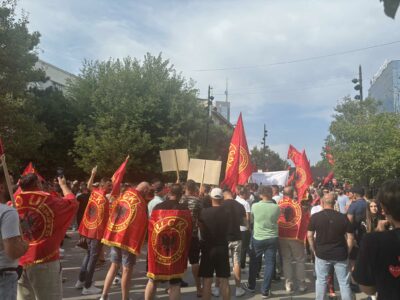 “Me çlirimtarët në çdo betejë” – Fillon grumbullimi i protestuesve në shesh kundër padrejtësisë në Hagë