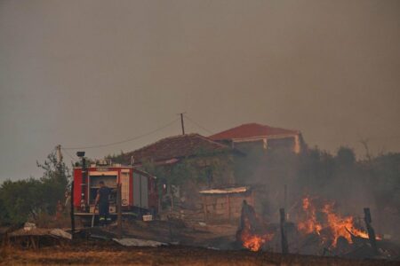 29 vatra zjarri ende aktive në Shqipëri, mbi 1 mijë e 100 forca në terren