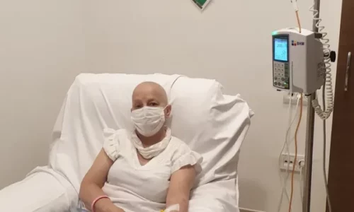 Kërkohet ndihmë urgjente për ish-infermieren Shahe Loshi, bashkëshorti thotë se s’po mund ta sigurojnë terapinë jetike për trajtimin e kancerit