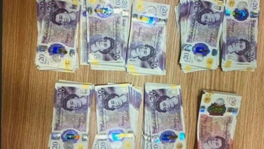 Pasagjerit nga Londra i konfiskohen para pasi kishte më shumë se që i lejohej